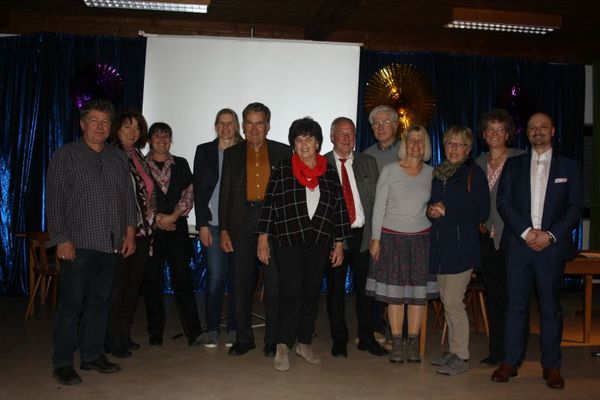 von links: Erwin Schuster, Landrätin Maria Rita Zinnecker, Renate Polzer, Birgit Wehnert, Hartmut Stauder, Irmgard Ott, Kaspar Rager, Wolfgang Vogel, Friederike Holderried, Rita Schweikl, Sophie Arand und Andreas Zasche
